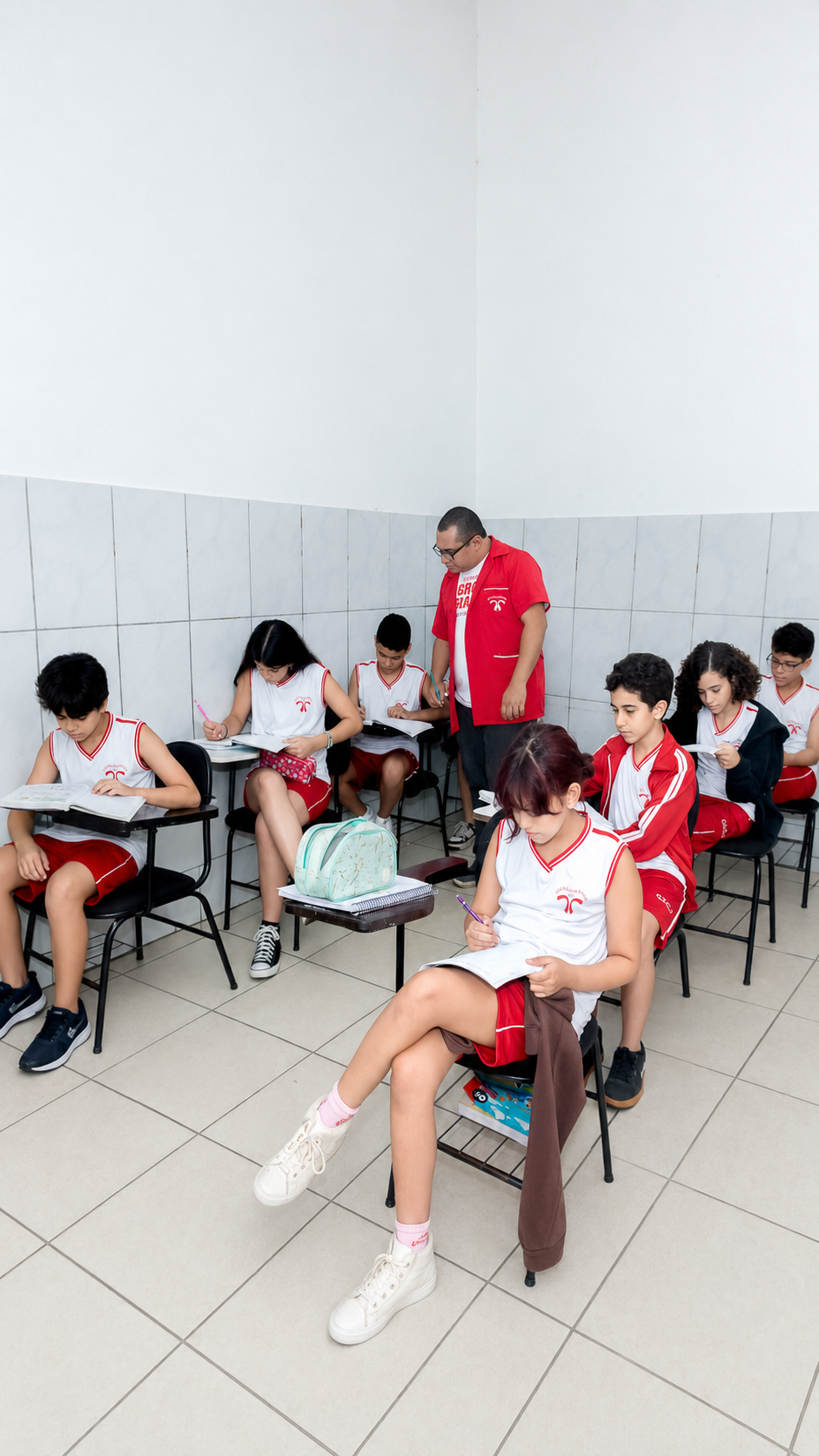 Crianças em sala de aula com professora durante atividade pedagógica