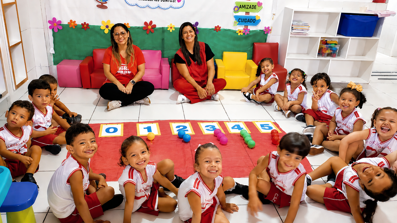Crianças pequenas em atividade lúdica de alfabetização na sala de Pré-Escola